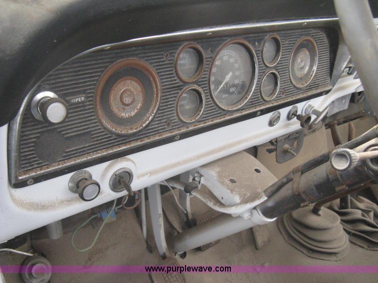 image for item I5618 1975 Ford F500 truck cab and chassis