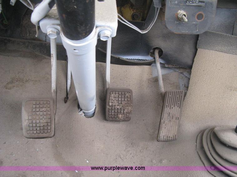 image for item I5618 1975 Ford F500 truck cab and chassis