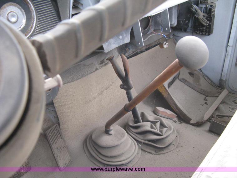 image for item I5618 1975 Ford F500 truck cab and chassis