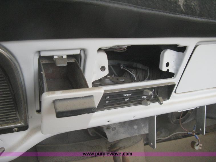 image for item I5618 1975 Ford F500 truck cab and chassis