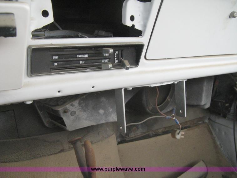 image for item I5618 1975 Ford F500 truck cab and chassis