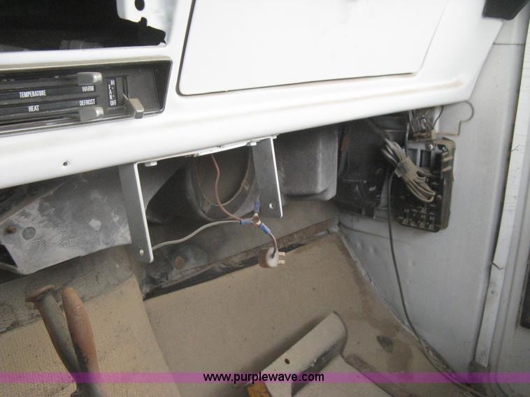 image for item I5618 1975 Ford F500 truck cab and chassis