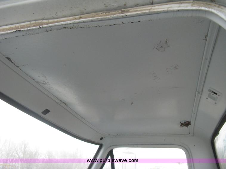 image for item I5618 1975 Ford F500 truck cab and chassis