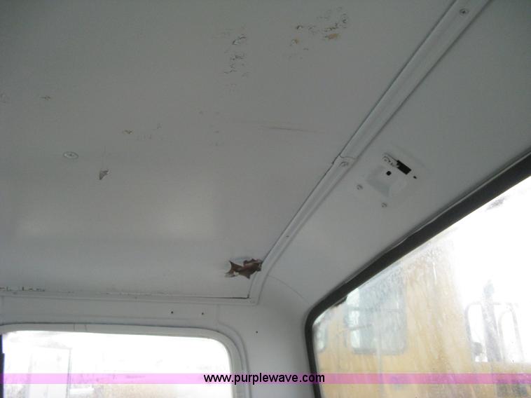 image for item I5618 1975 Ford F500 truck cab and chassis