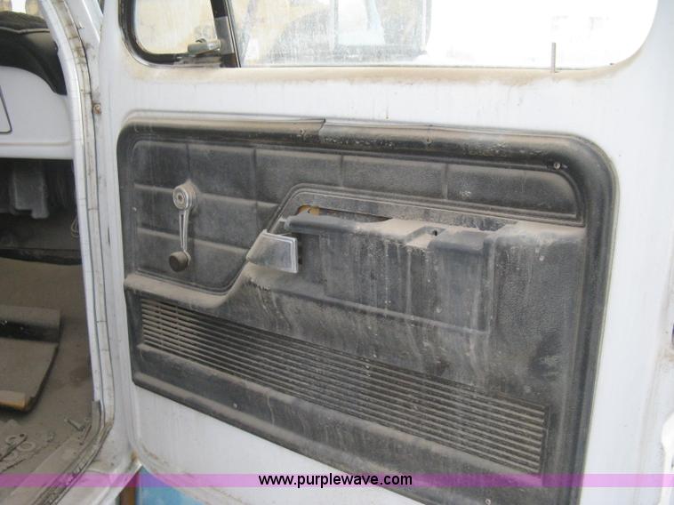 image for item I5618 1975 Ford F500 truck cab and chassis