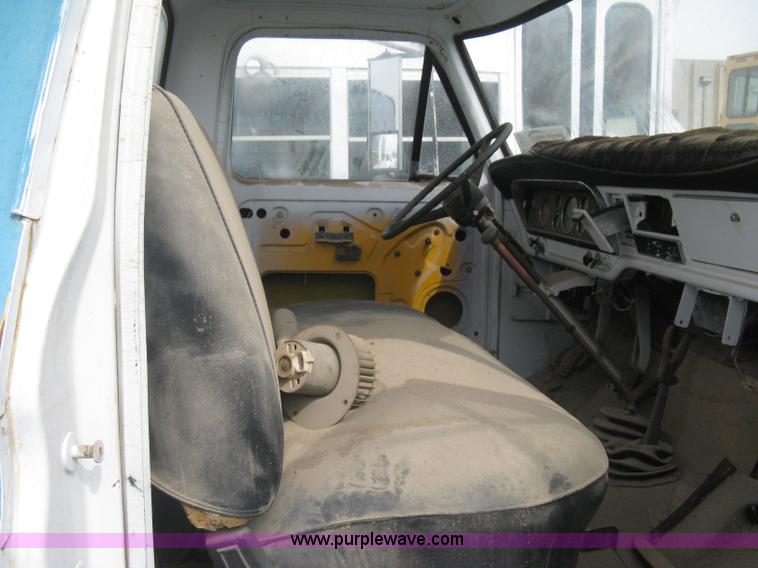 image for item I5618 1975 Ford F500 truck cab and chassis