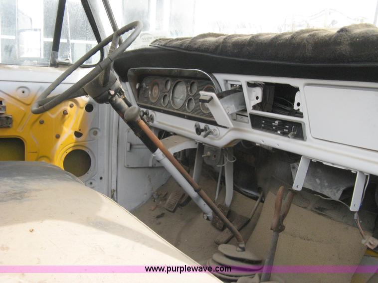image for item I5618 1975 Ford F500 truck cab and chassis