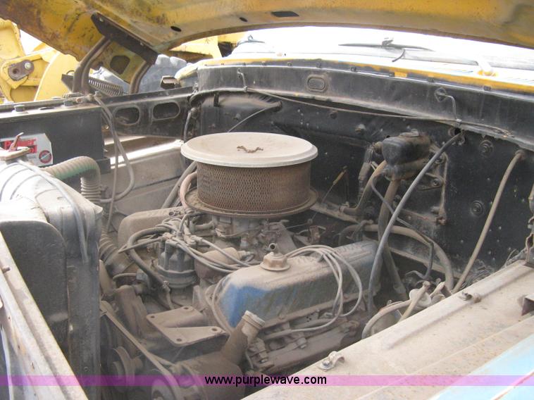 image for item I5618 1975 Ford F500 truck cab and chassis