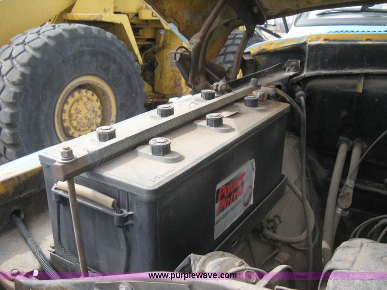 image for item I5618 1975 Ford F500 truck cab and chassis