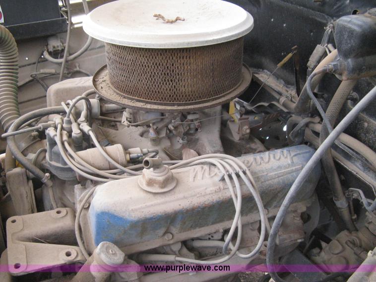 image for item I5618 1975 Ford F500 truck cab and chassis