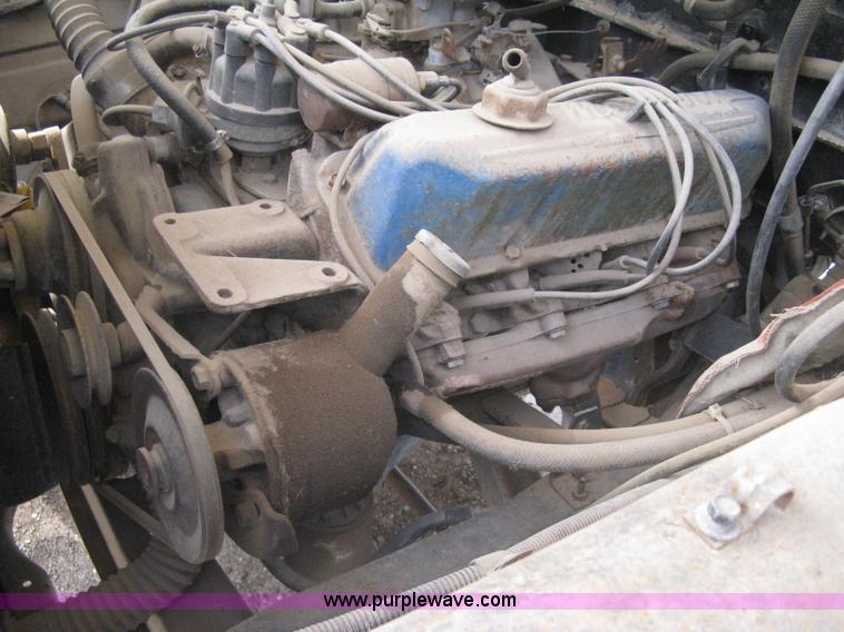 image for item I5618 1975 Ford F500 truck cab and chassis