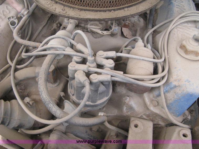 image for item I5618 1975 Ford F500 truck cab and chassis