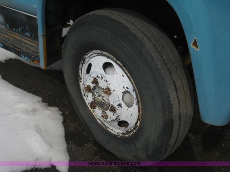 image for item I5618 1975 Ford F500 truck cab and chassis