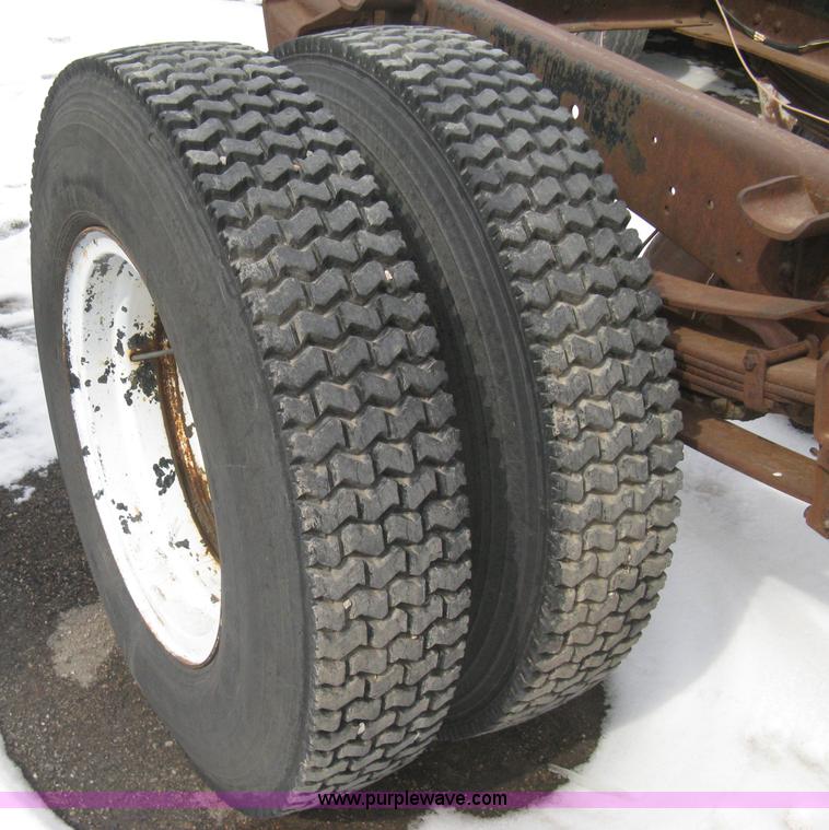 image for item I5618 1975 Ford F500 truck cab and chassis