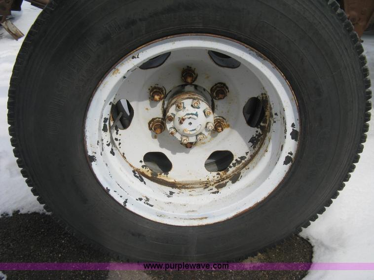 image for item I5618 1975 Ford F500 truck cab and chassis