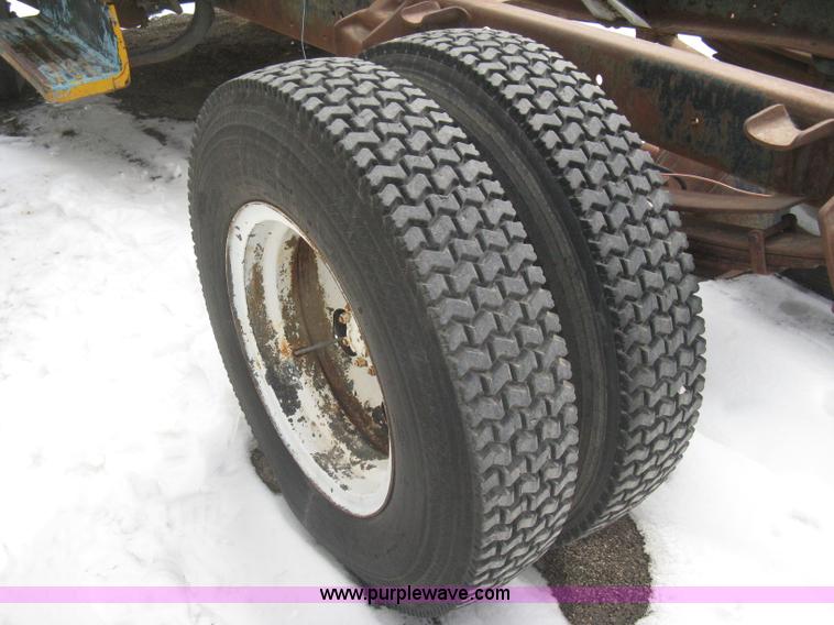 image for item I5618 1975 Ford F500 truck cab and chassis