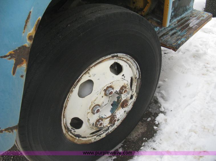 image for item I5618 1975 Ford F500 truck cab and chassis