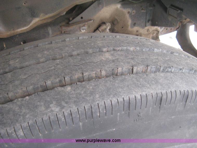 image for item I5618 1975 Ford F500 truck cab and chassis