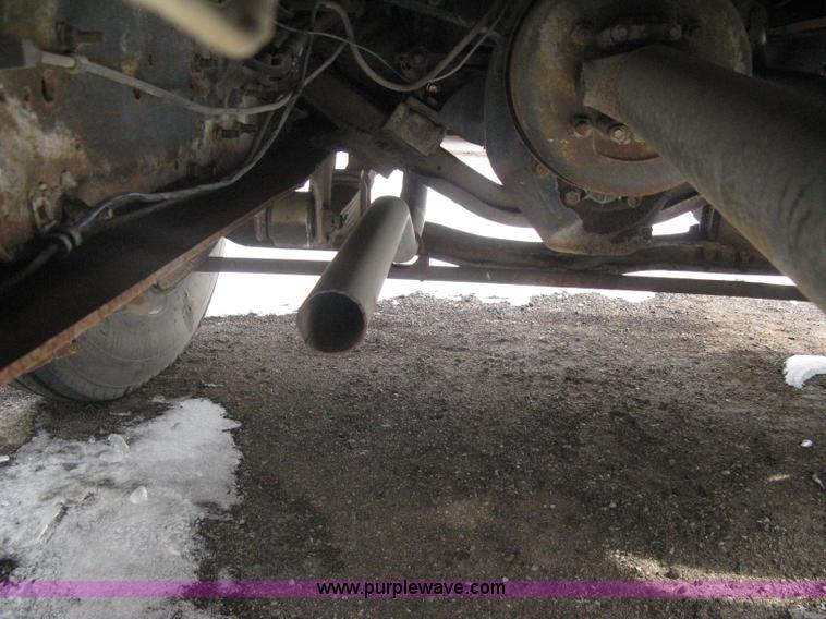 image for item I5618 1975 Ford F500 truck cab and chassis