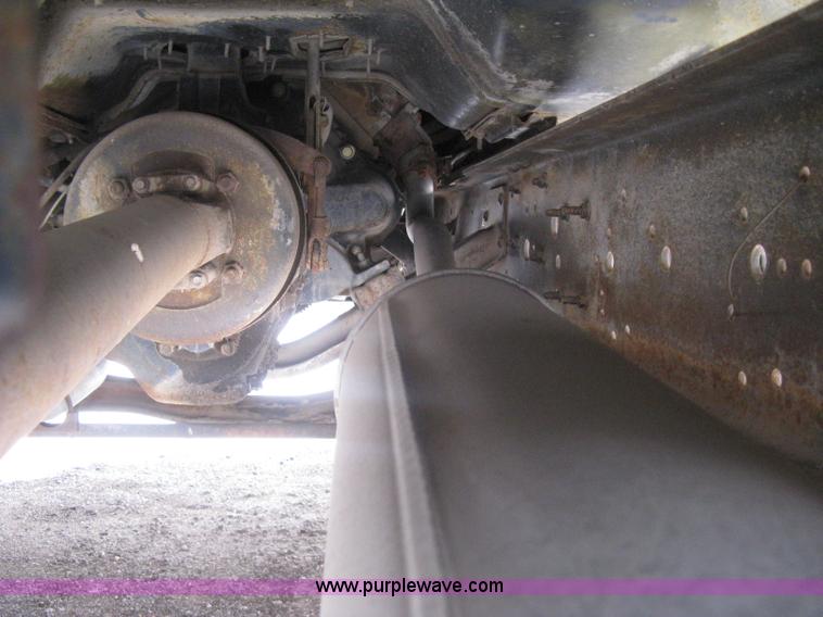 image for item I5618 1975 Ford F500 truck cab and chassis