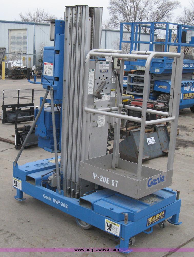 image for item I5632 2001 Genie IWP205 electric man lift