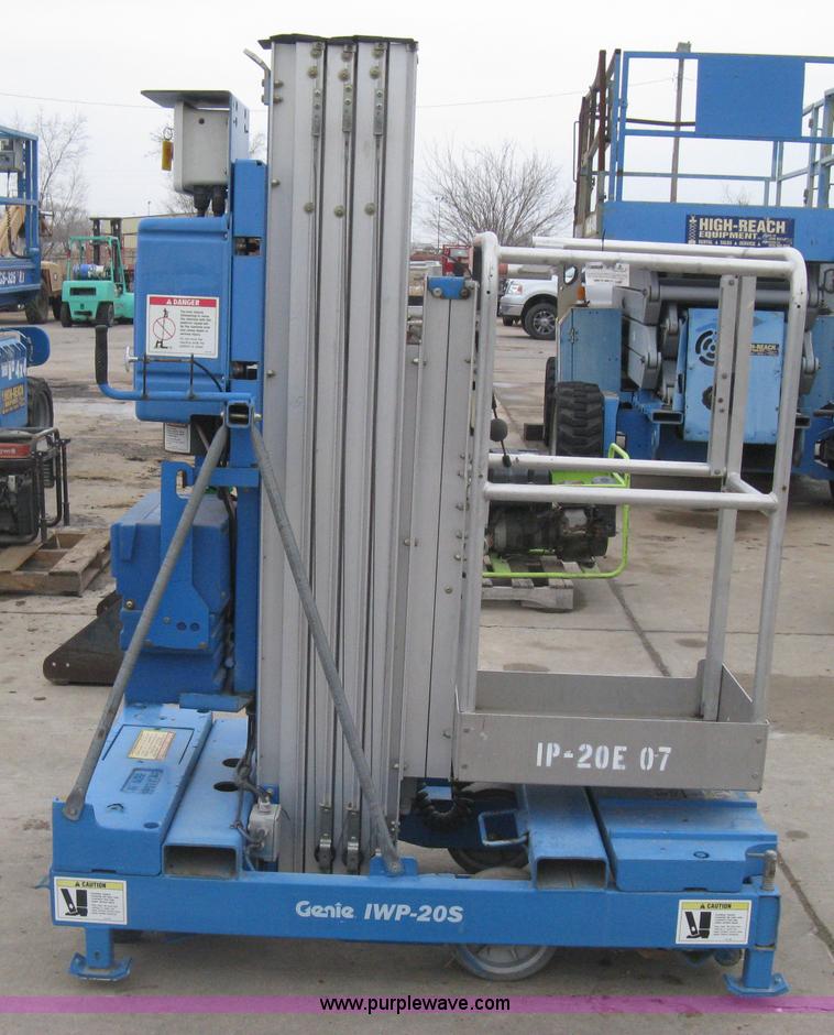image for item I5632 2001 Genie IWP205 electric man lift