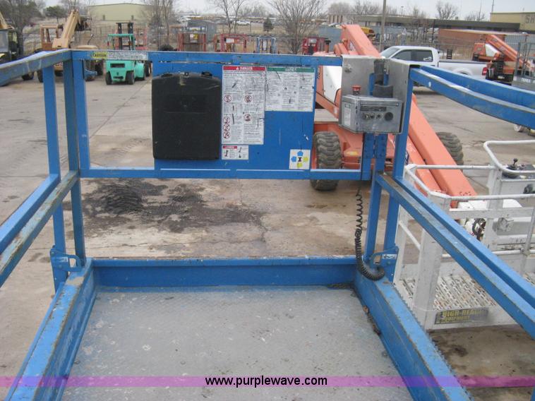 image for item I5638 2002 Genie GS3268RT scissor lift