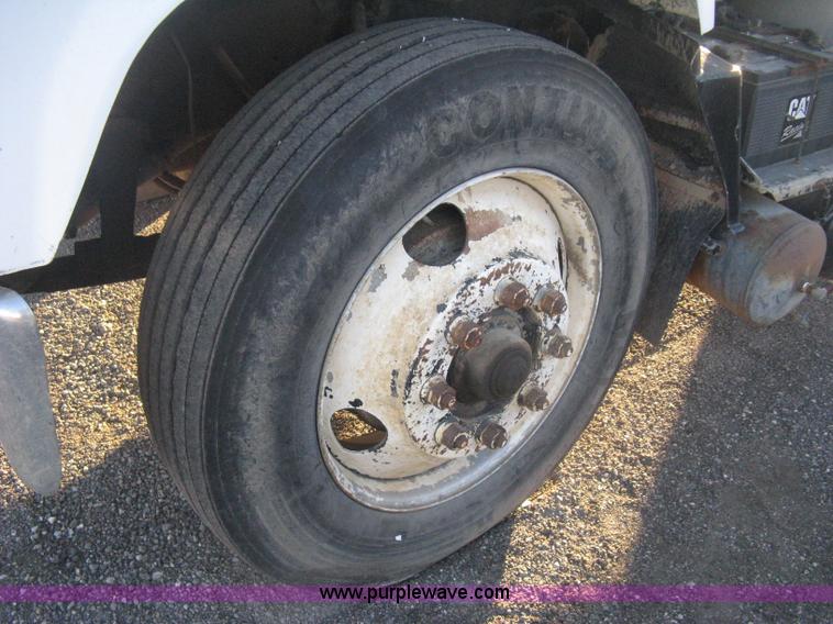 image for item I5746 1985 Mack RS688LST Value Liner cab and chassis