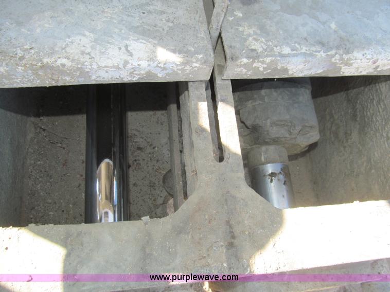 image for item I7224 1994 Schwing BPA750D-18R concrete pump