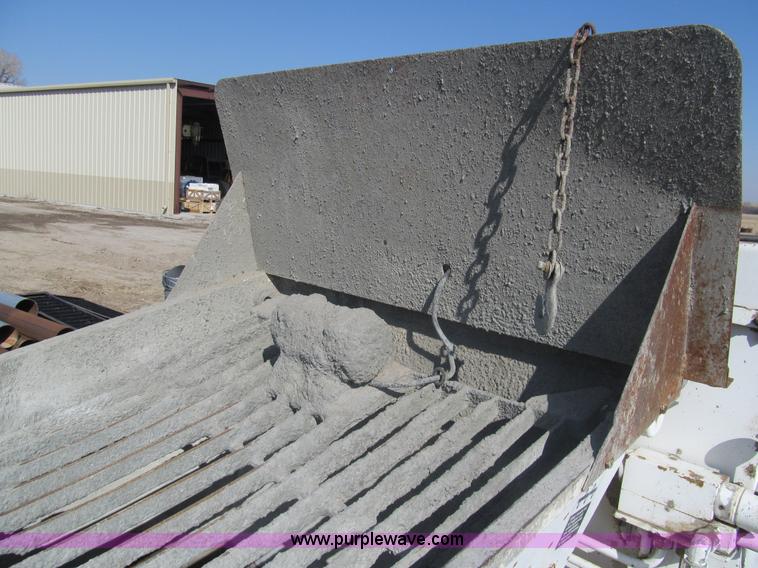 image for item I7224 1994 Schwing BPA750D-18R concrete pump