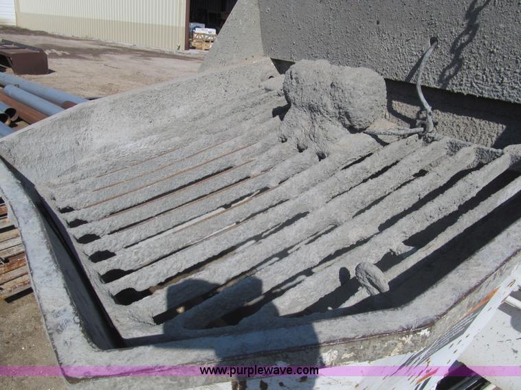 image for item I7224 1994 Schwing BPA750D-18R concrete pump