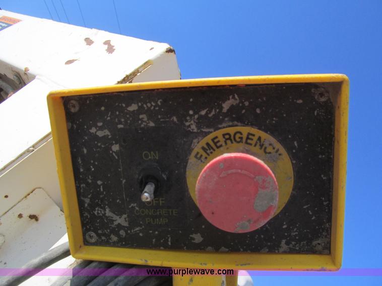 image for item I7224 1994 Schwing BPA750D-18R concrete pump