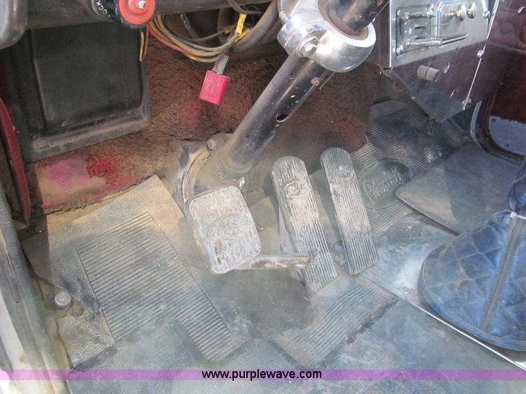 image for item I7228 1983 Peterbilt 359 semi truck