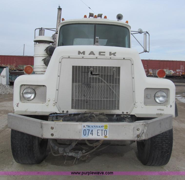 image for item I7238 1985 Mack RS688LS mixer truck
