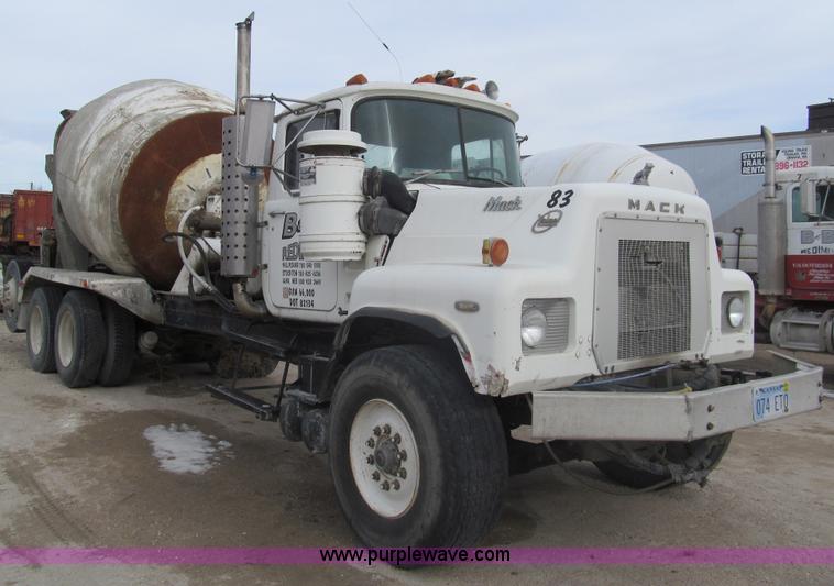 image for item I7238 1985 Mack RS688LS mixer truck