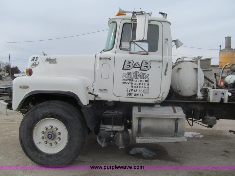 image for item I7238 1985 Mack RS688LS mixer truck