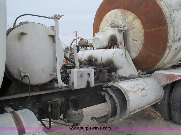 image for item I7238 1985 Mack RS688LS mixer truck