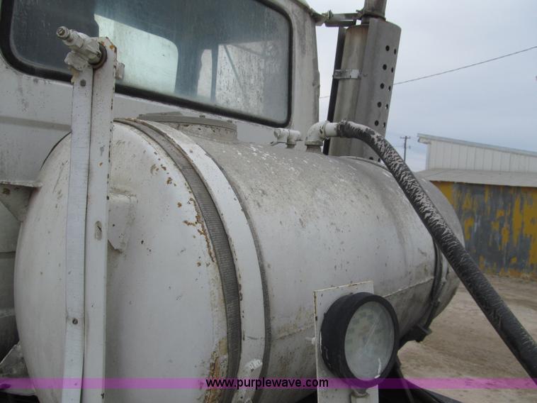 image for item I7238 1985 Mack RS688LS mixer truck