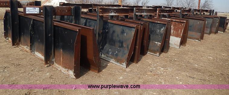 image for item I9367 (16) concrete barrier molds