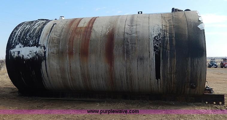 image for item I9368 10,000 gallon hot asphalt tank