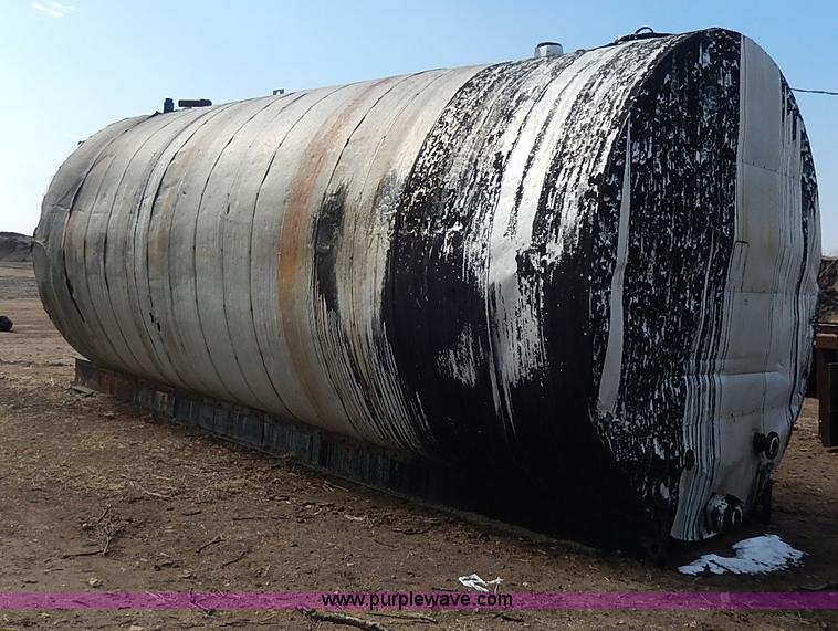 image for item I9368 10,000 gallon hot asphalt tank