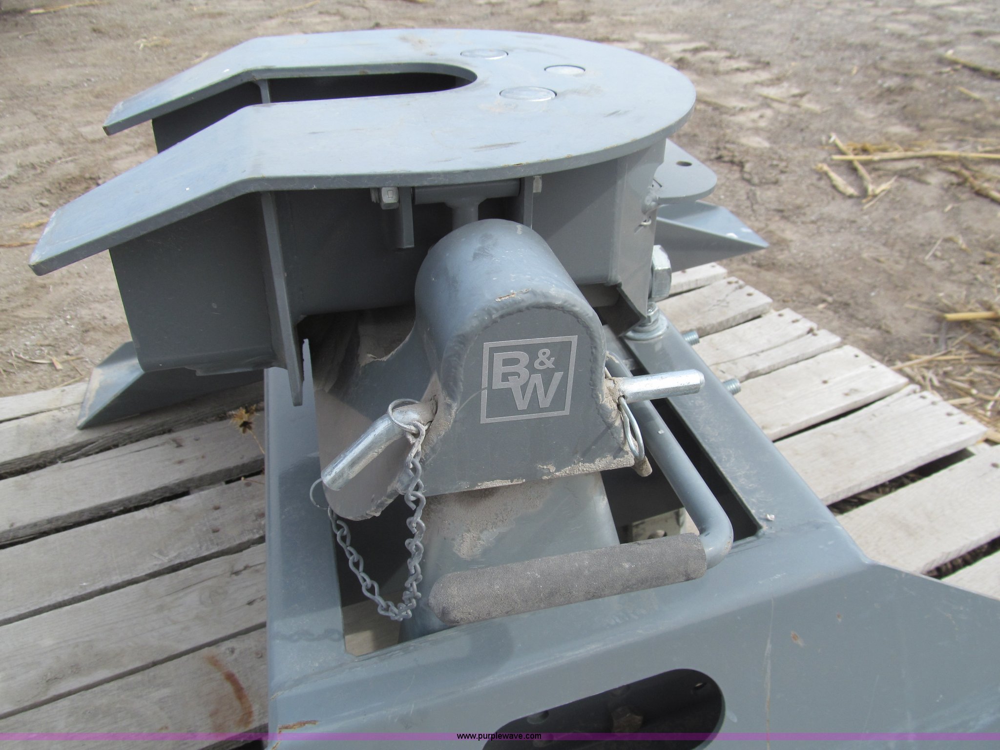 B&W fifth wheel hitch in Phillipsburg, KS Item AY9877 sold Purple Wave