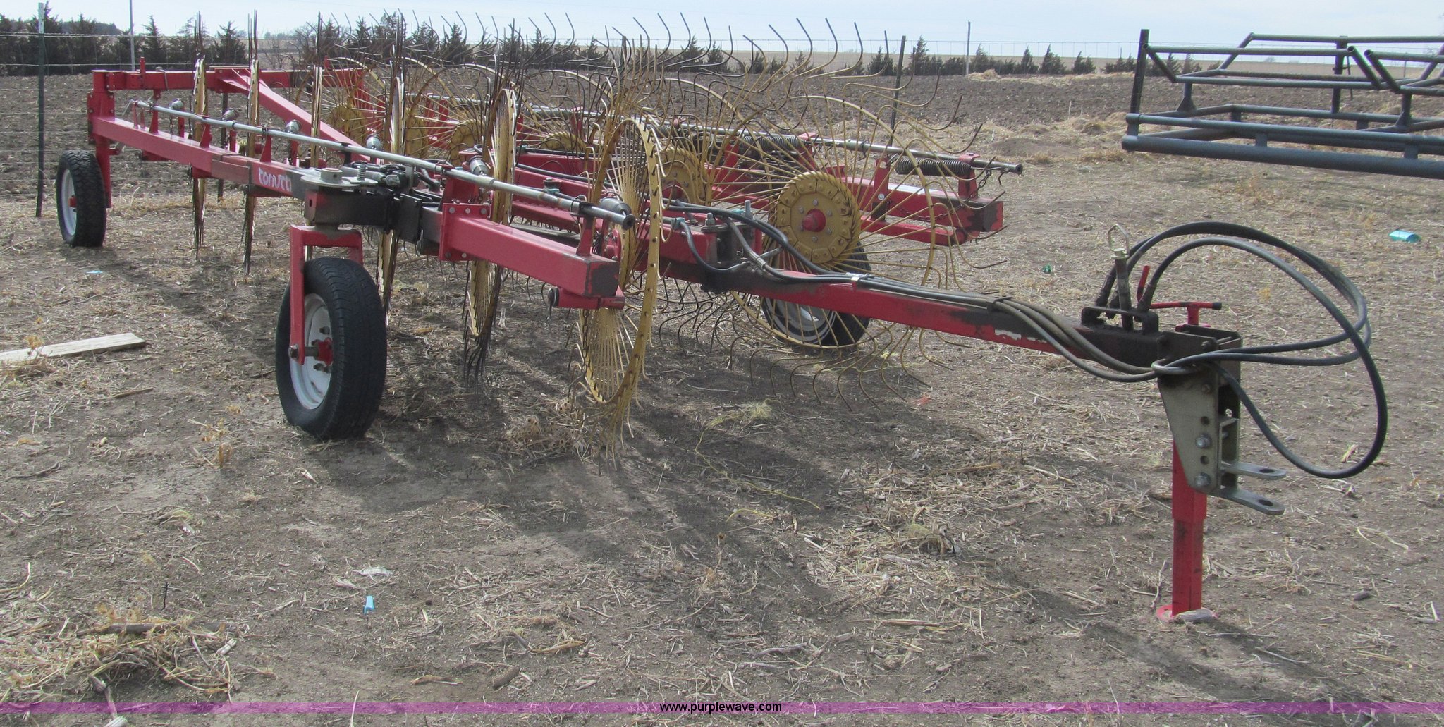 Tonutti V10 wheel rake in Phillipsburg, KS | Item I7243 sold | Purple Wave