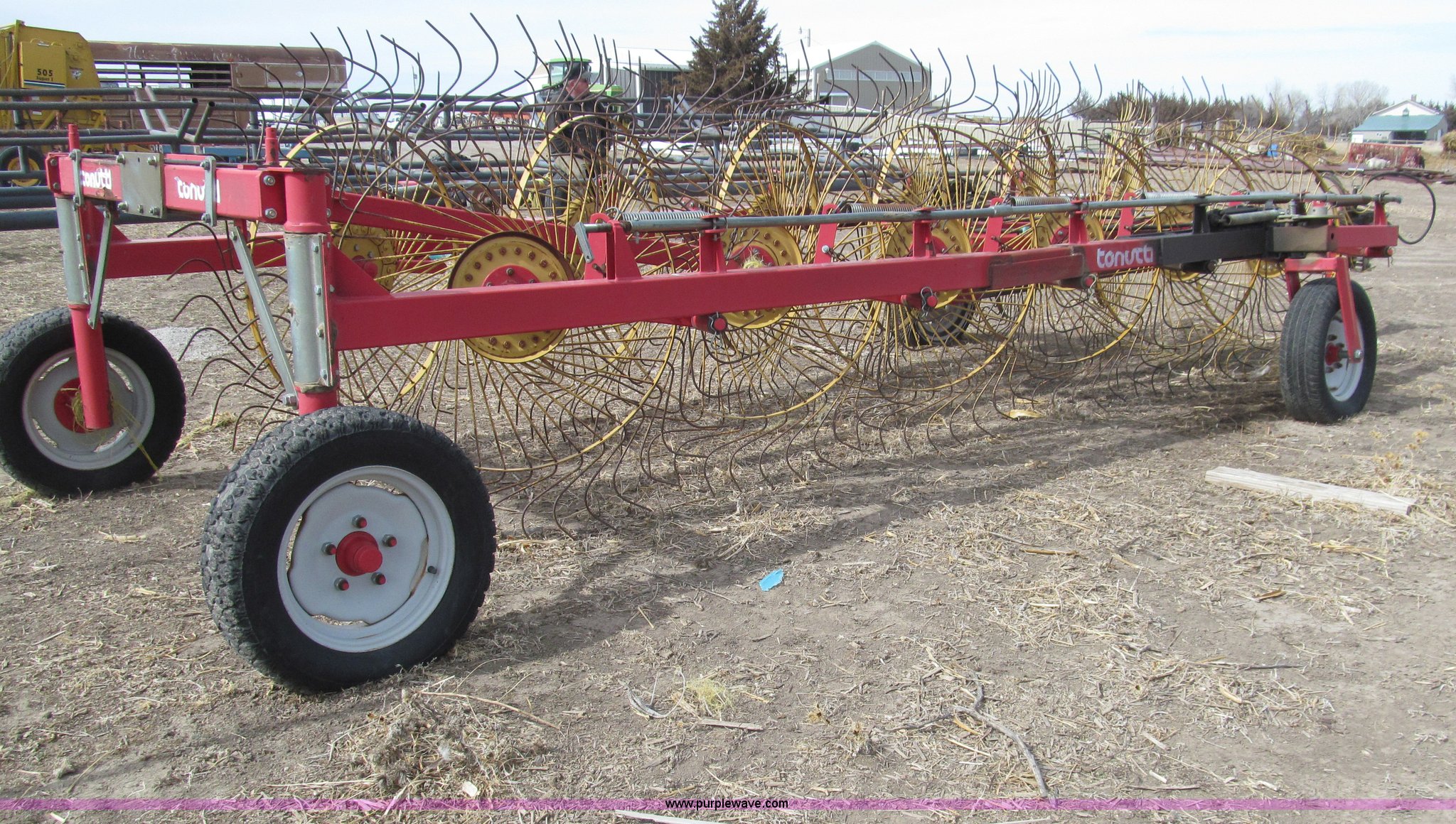 Tonutti V10 wheel rake in Phillipsburg, KS | Item I7243 sold | Purple Wave