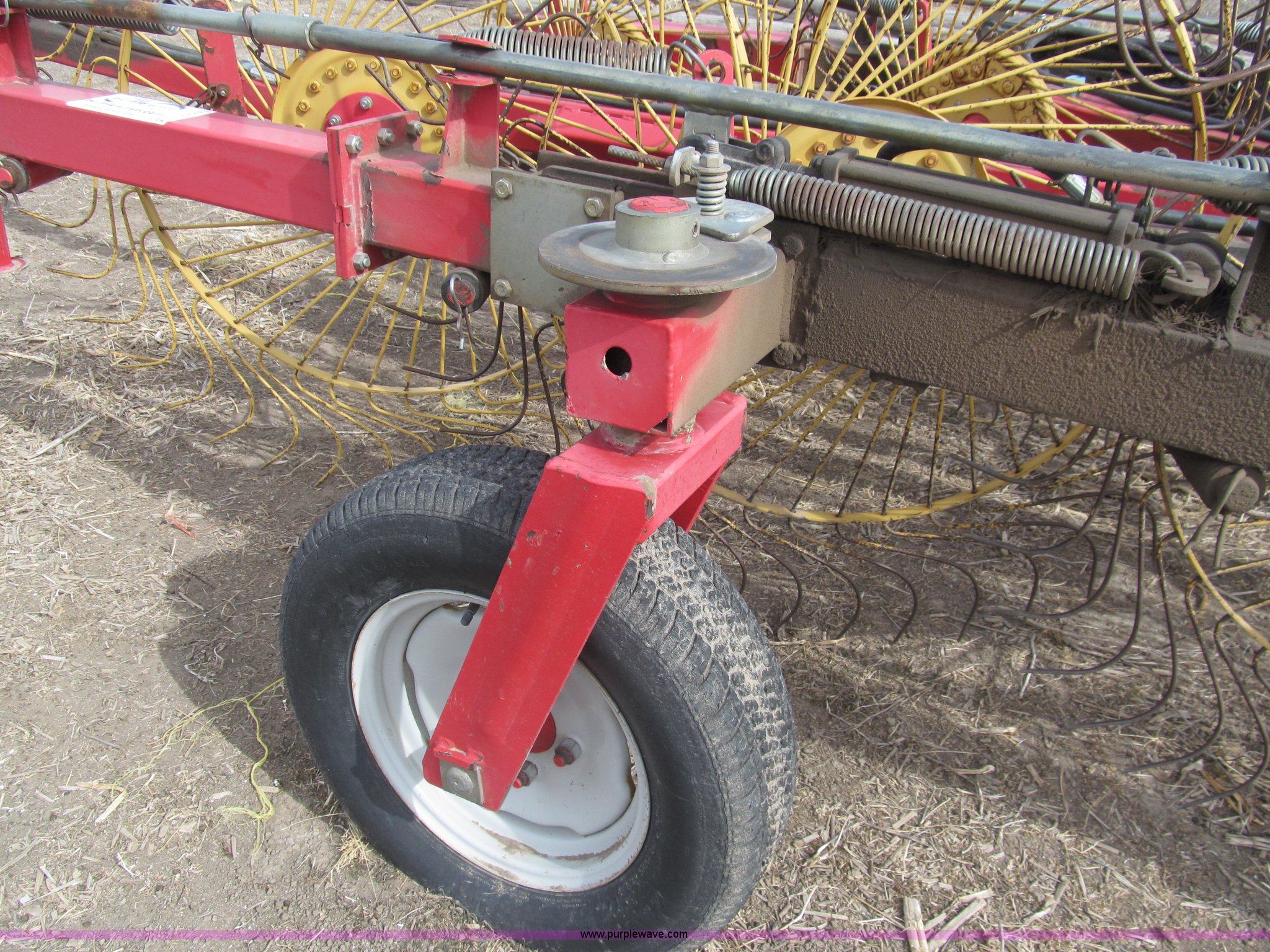 Tonutti V10 wheel rake in Phillipsburg, KS | Item I7243 sold | Purple Wave