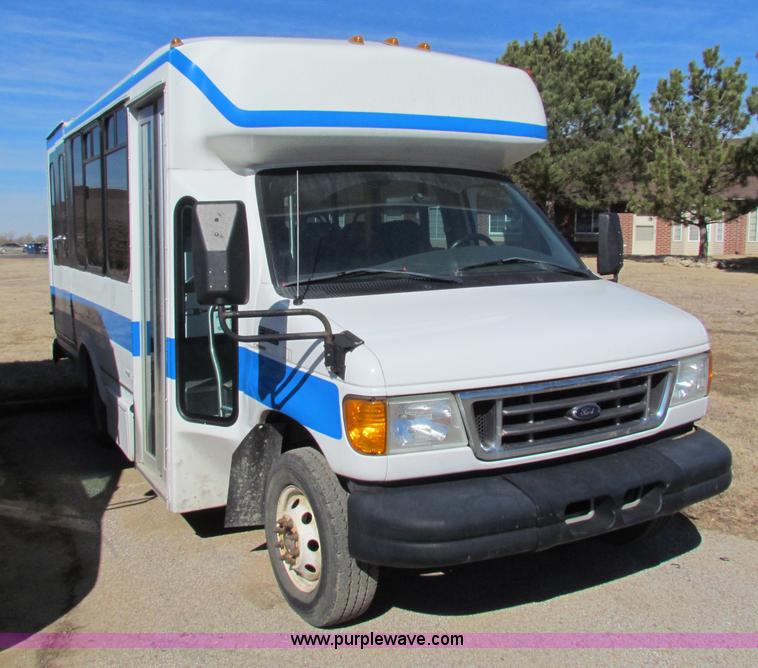 image for item AN9972 2005 Ford E350 Super Duty bus
