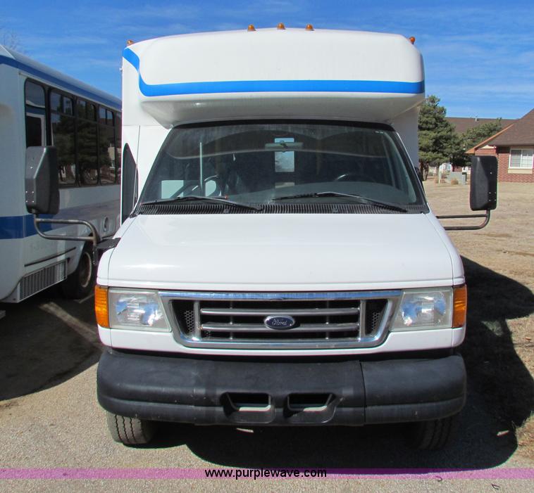 image for item AN9972 2005 Ford E350 Super Duty bus