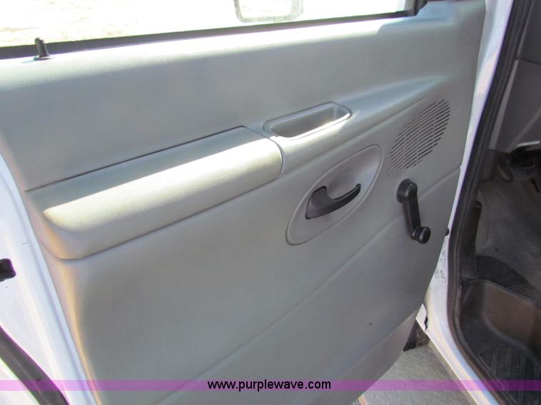 image for item AN9972 2005 Ford E350 Super Duty bus
