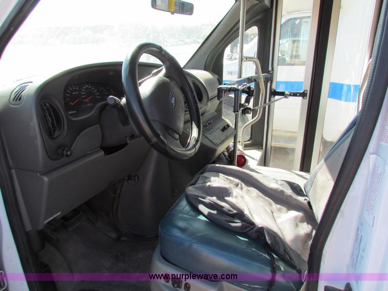 image for item AN9972 2005 Ford E350 Super Duty bus