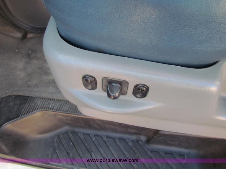 image for item AN9972 2005 Ford E350 Super Duty bus